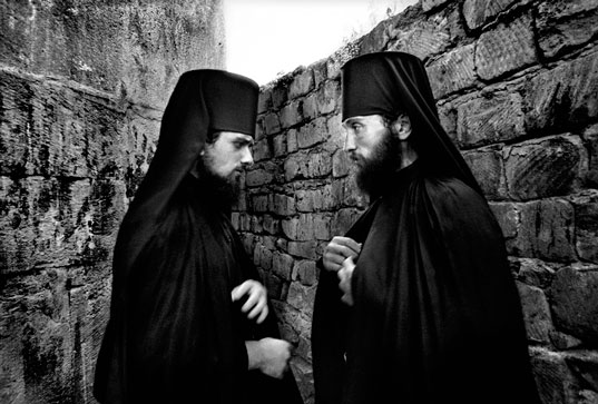 dvaja mnisi