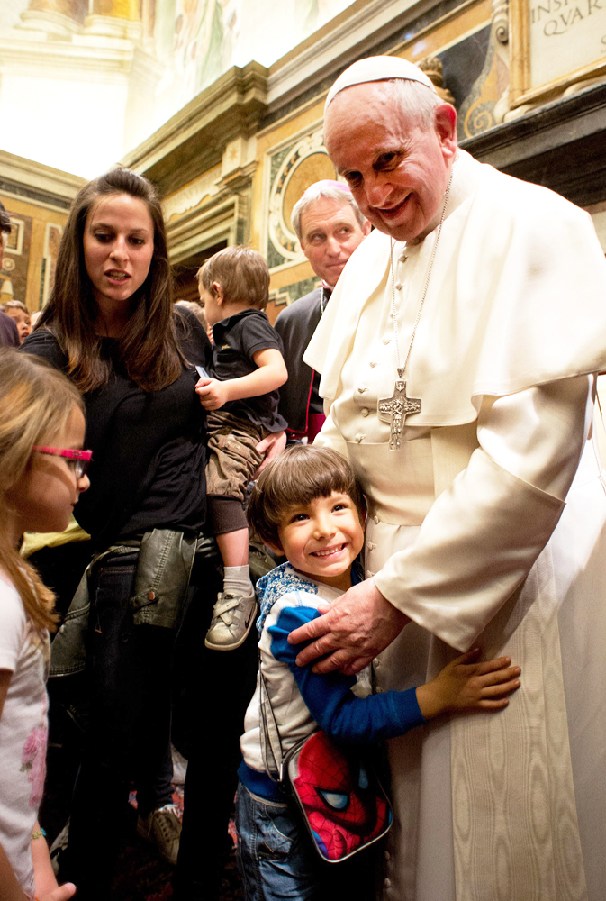 This handout picture released on April 11, 2014 by the Vatican press office shows Pope Francis (R) during a meeting with Italy's Pro-Life Movement "Movimento per la Vita". AFP PHOTO / OSSERVATORE ROMANO/HO RESTRICTED TO EDITORIAL USE - MANDATORY CREDIT "AFP PHOTO / OSSERVATORE ROMANO" - NO MARKETING NO ADVERTISING CAMPAIGNS - DISTRIBUTED AS A SERVICE TO CLIENTS