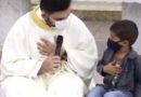 5-ročný chlapec prerušil homíliu a požiadal o modlitby za svojho krstného otca